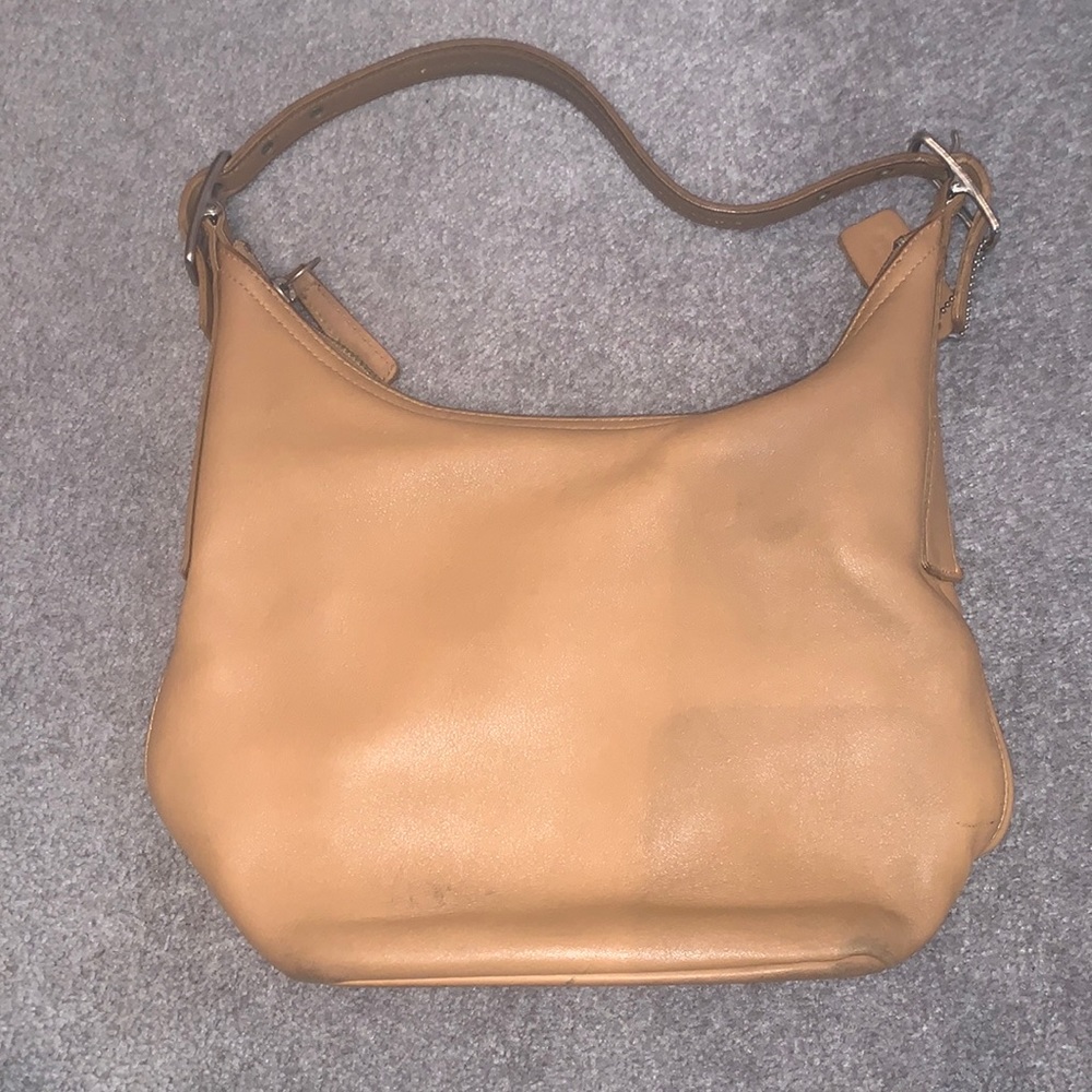 Women tan coach leather bag in excellent condition!